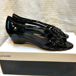 BRAND NEW IN BOX! LIZ BAKER PERIWINKLE BLACK PATENT STRAPPY SANDALS SIZE 6.5